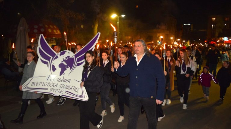 Бургаски-ученици-се-включват-във-факелно-шествие-в-памет-на-Апостола-на-свободата
