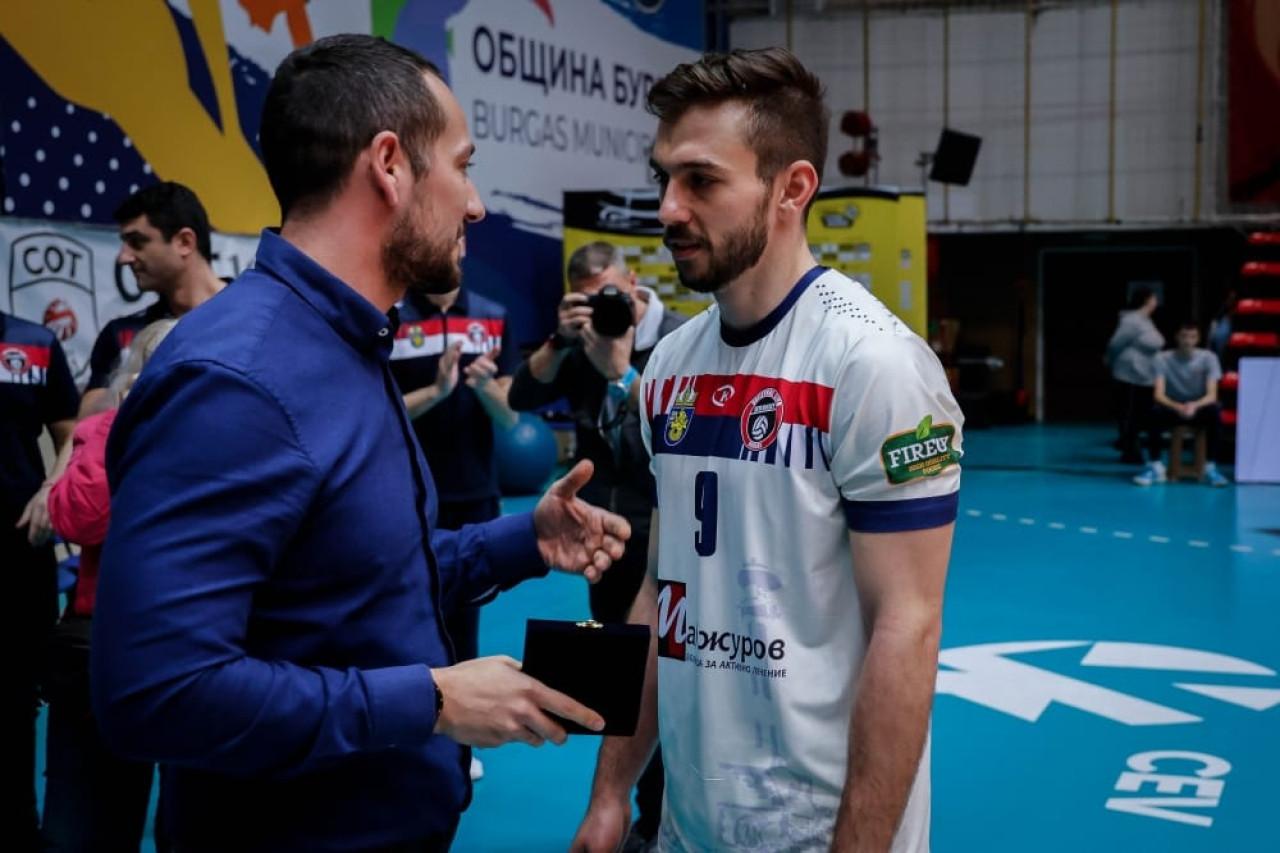Бургас с признание към либерото на Дея спорт Мартин Иванов, получи плакет за мъжество и характер Бургас-с-признание-към-либерото-на-Дея-спорт-Мартин-Иванов,-получи-плакет-за-мъжество-и-характер