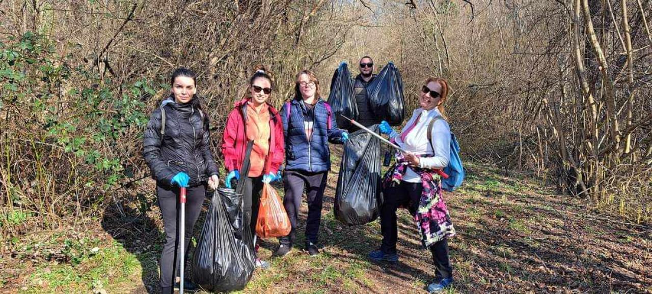 Бургаски студенти по “пътя на бежанците” в Странджа, почистиха боклуци след мигрантите Бургаски-студенти-по-„пътя-на-бежанците“-в-Странджа,-почистиха-боклуци-след-мигрантите