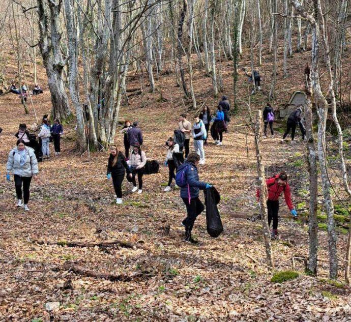 Бургаски студенти по "пътя на бежанците" в Странджа, почистиха боклуци след мигрантите 1 25D1 2581 25D1 2582 25D1 2583 25D0 25B4 25D0 25B5 25D0 25BD 25D1 2582 25D0 25B84