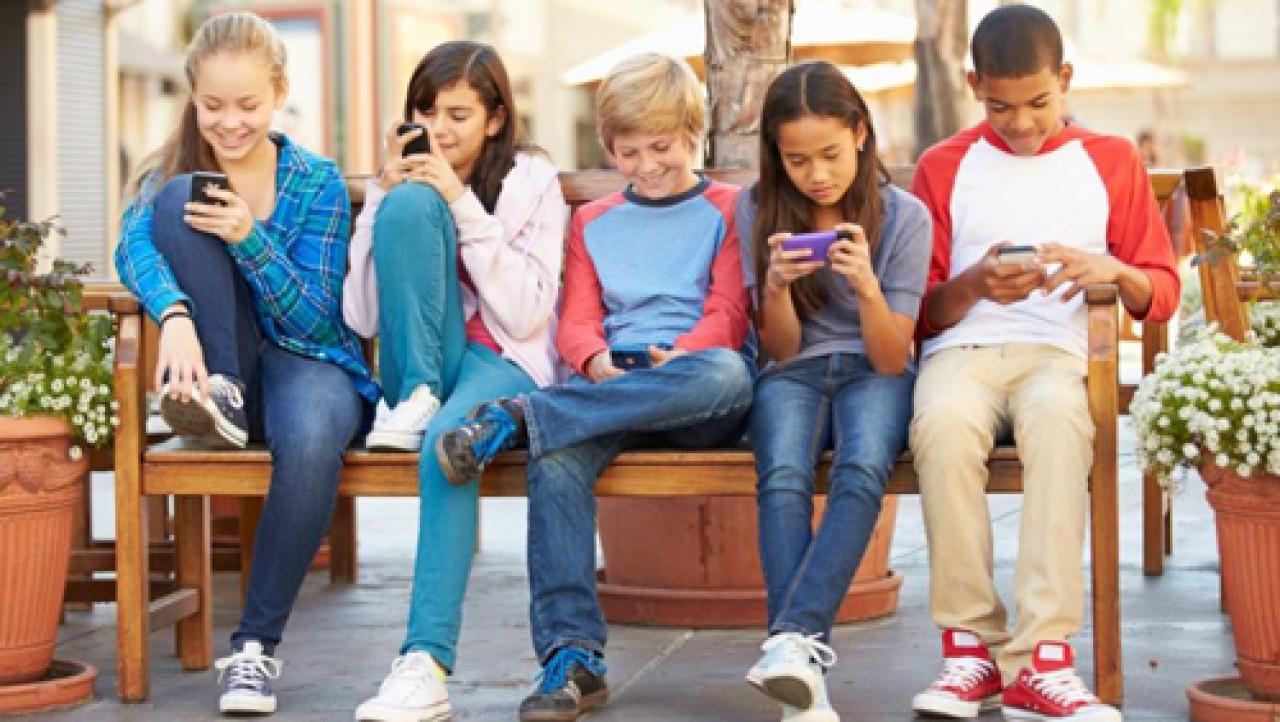 Трябва ли децата да носят телефони в училище? Ето какво е мнението на специалистите 1 image