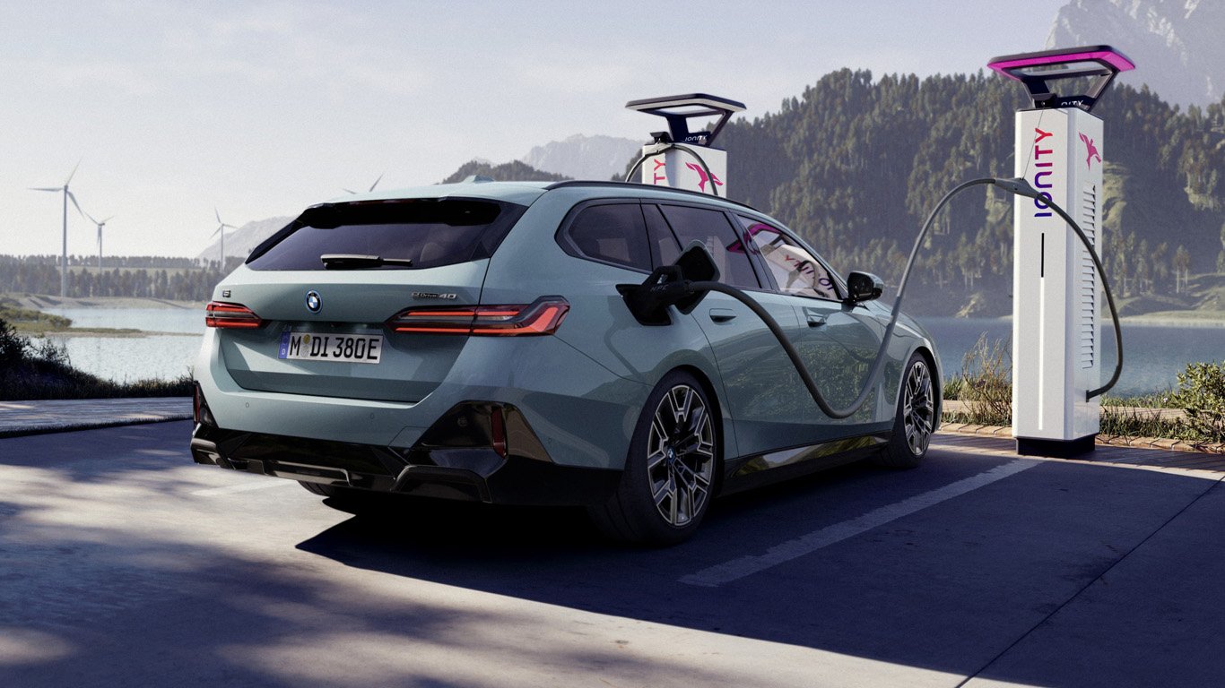 Новото BMW Серия 5 Touring дебютира с дизелови и електрически двигатели 4 orig.jpg65c7eaef99b36