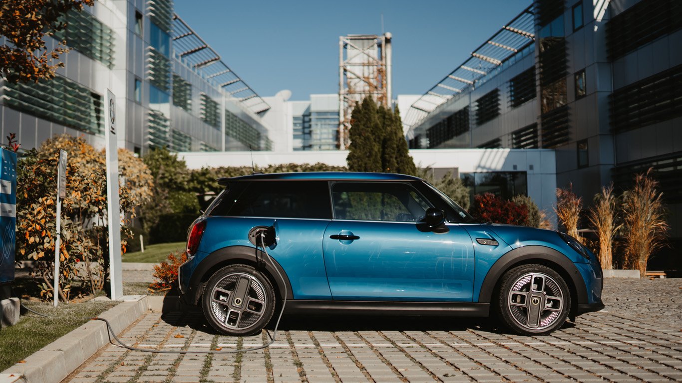 BMW X7 е най-продаваният нов модел на марката у нас 2 MINI Cooper SE