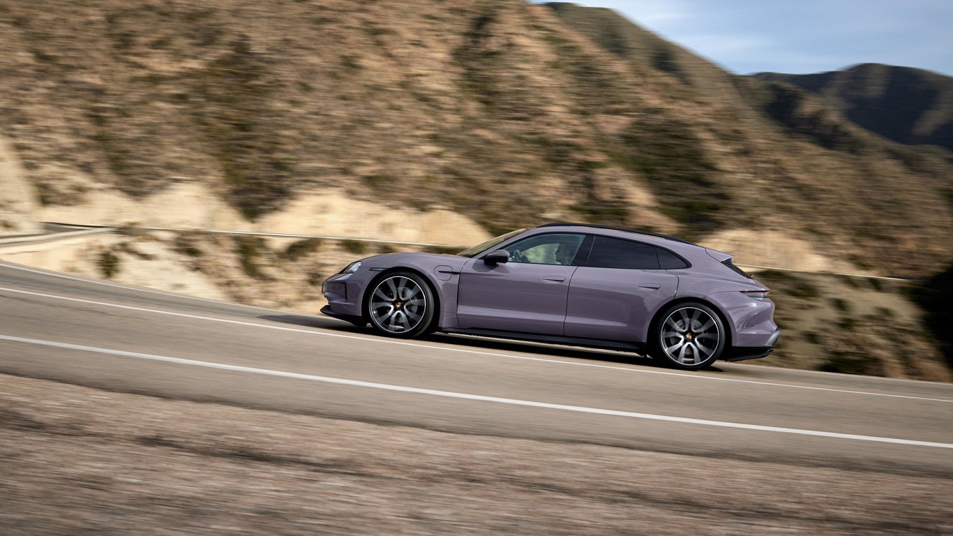 Porsche Taycan стана най-мощната и динамична кола на марката досега 6 orig.jpg65cd30f2b164b