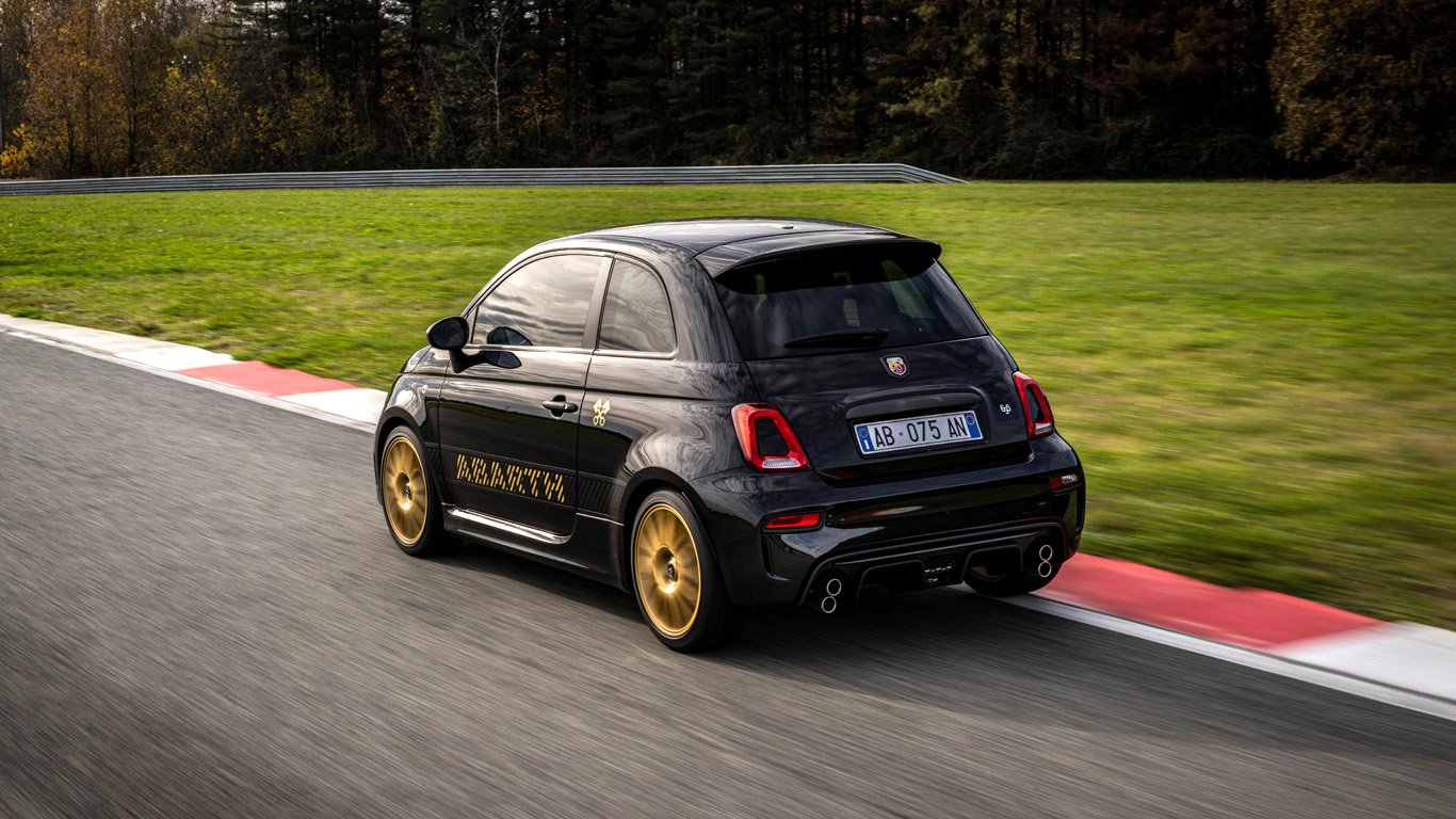 Abarth пусна лимитирана серия на модела 695 само в 1368 бройки 1 orig.jpg65cfb7d26bff2