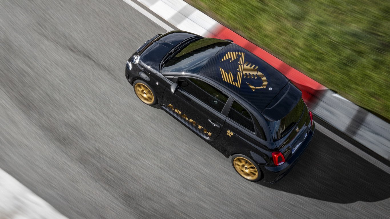 Abarth пусна лимитирана серия на модела 695 само в 1368 бройки 2 orig.jpg65cfb7d35517c