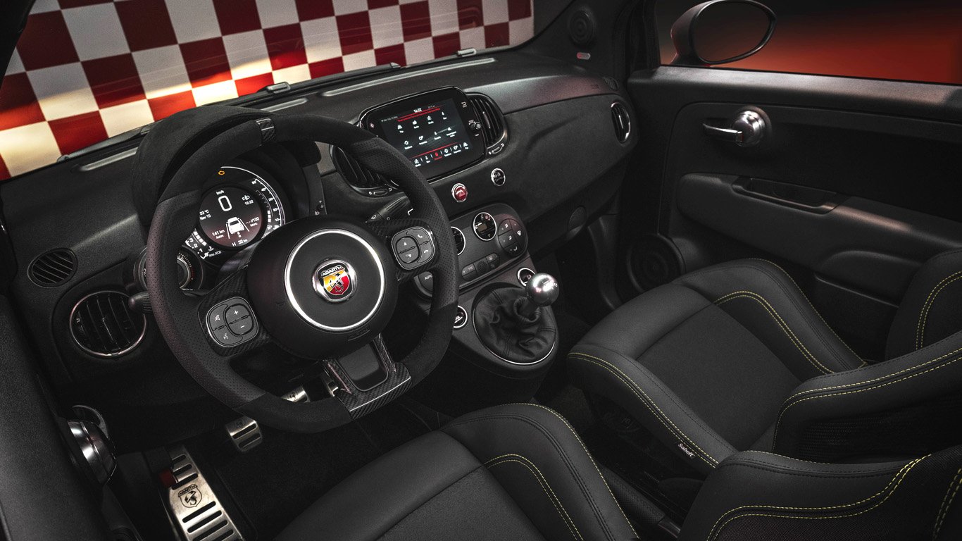 Abarth пусна лимитирана серия на модела 695 само в 1368 бройки 4 orig.jpg65cfb7d51ddc1