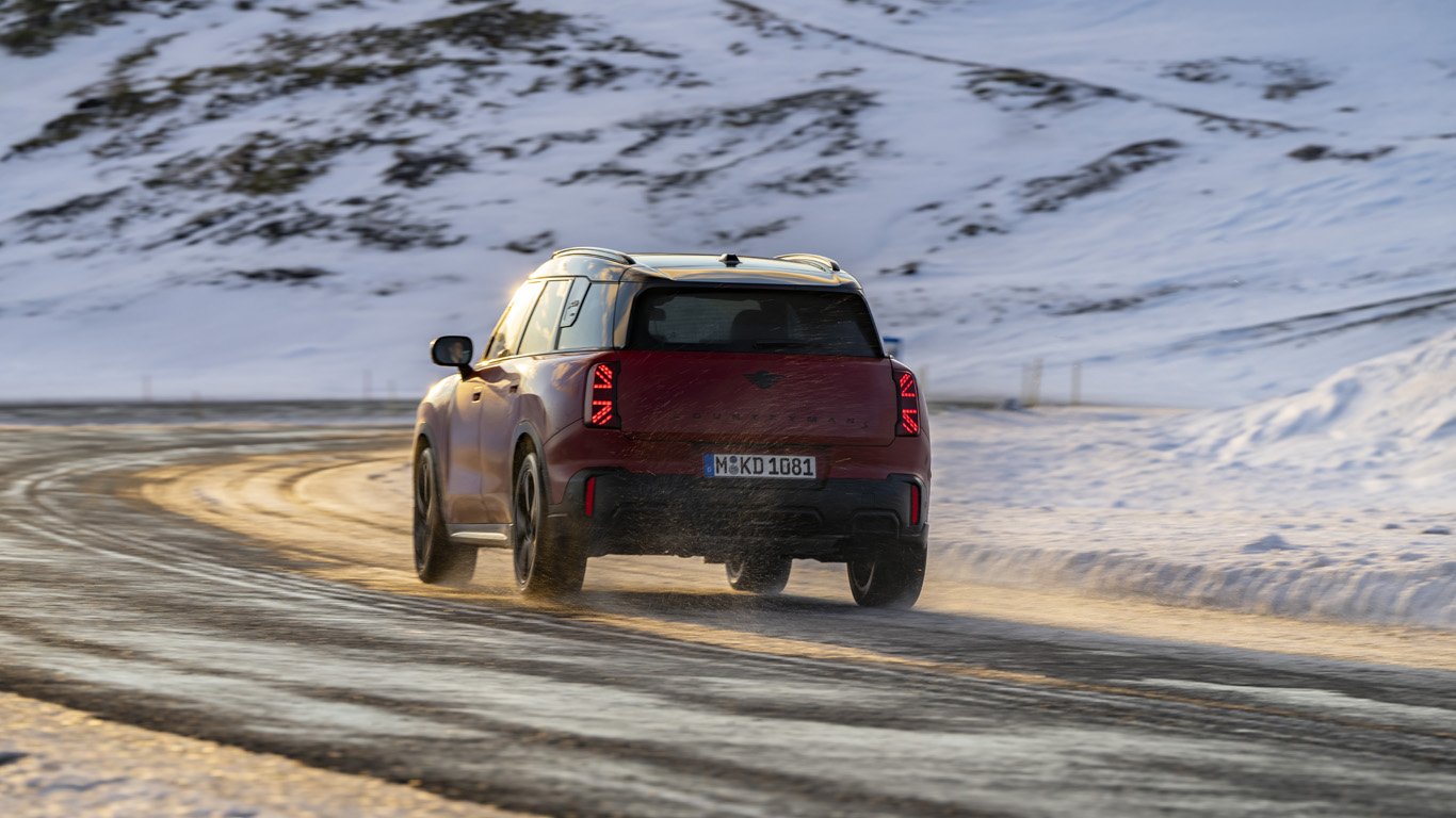 Новото MINI Countryman S ALL4 атакува екстремния терен на Исландия 3 orig.jpg65de77c3e1db0