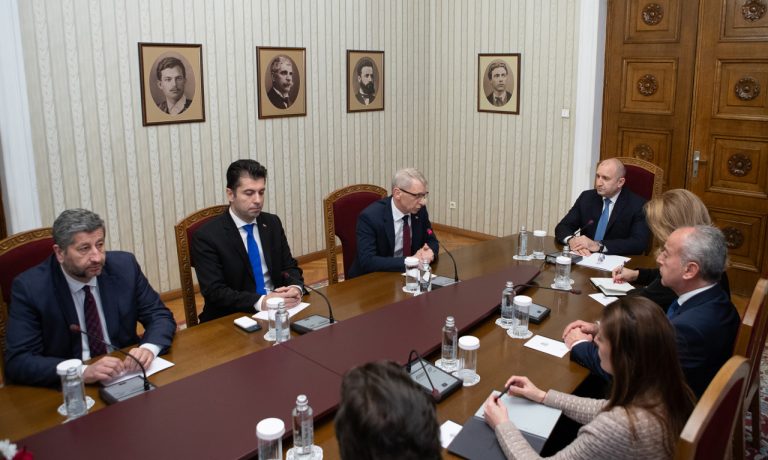 Президентът-Румен-Радев:-Въпросът-е-дали-преговорите-водят-към-излъчване-на-ново-правителство
