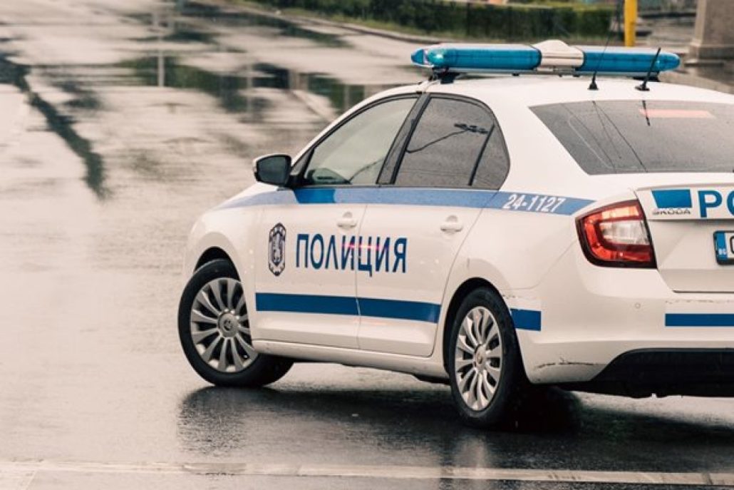 Нападнаха-жена-в-Айтос-за-75-лева,-полицията-задържа-три-момчета