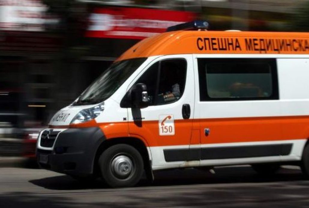 Два-автомобила-блъснаха-аварирало-„Пежо”-на-пътя-Варна-–-Поморие-–-Бургас,-момиченце-пострада