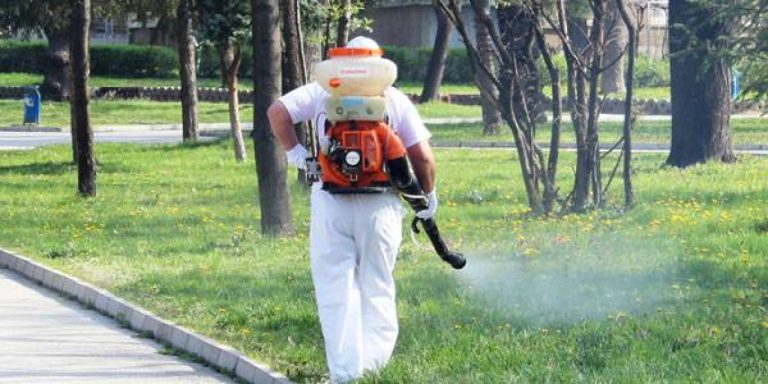 Община-Бургас-започва-пръскането-в-паркове-и-градини:-Не-влизайте-в-площите-с-оранжев-стикер-24-часа