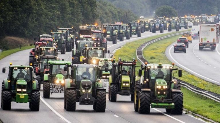 Фермери-блокираха-Брюксел,-замеряха-полицаи-с-тор-и-цвекло