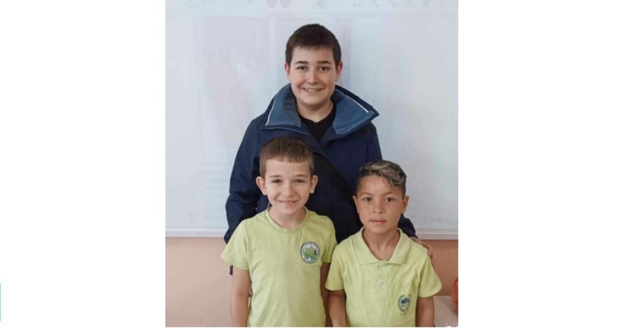 Браво на тези бургаски деца: Първокласници намериха чантичка с 250 лева и я предадоха на учителите си Браво-на-тези-бургаски-деца:-Първокласници-намериха-чантичка-с-250-лева-и-я-предадоха-на-учителите-си