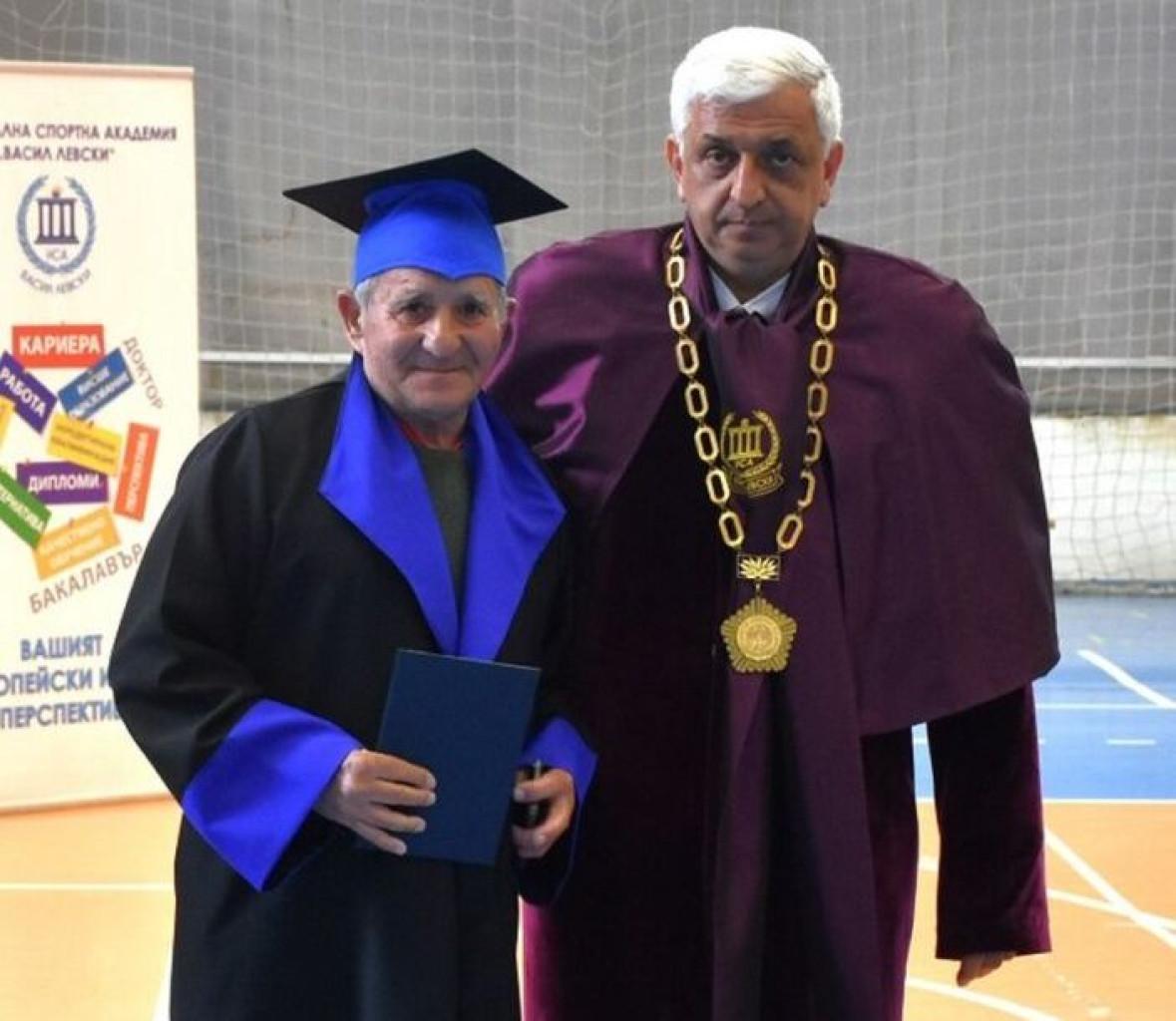 На 79 години карнобатлията Георги Пенков получи диплома за Магистър от НСА „Васил Левски“ На-79-години-карнобатлията-Георги-Пенков-получи-диплома-за-Магистър-от-НСА-„Васил-Левски“