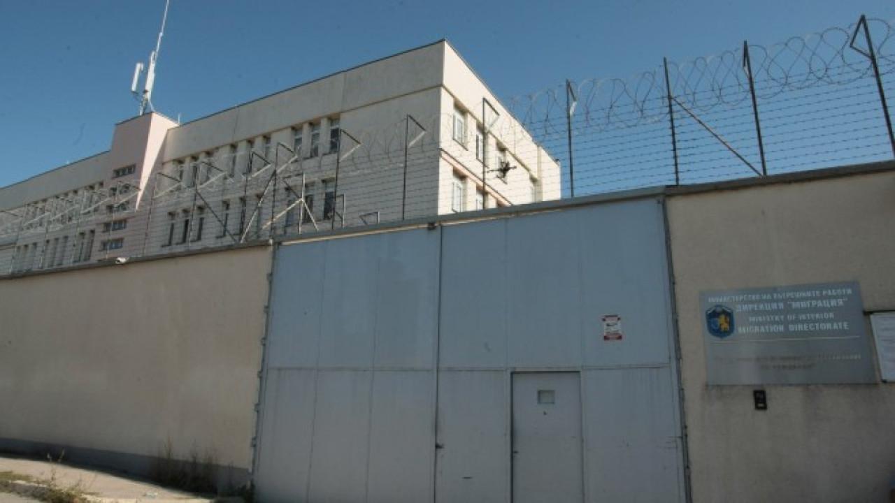 МВР шефът иска полицаи да охраняват центровете за бежанци 1 image