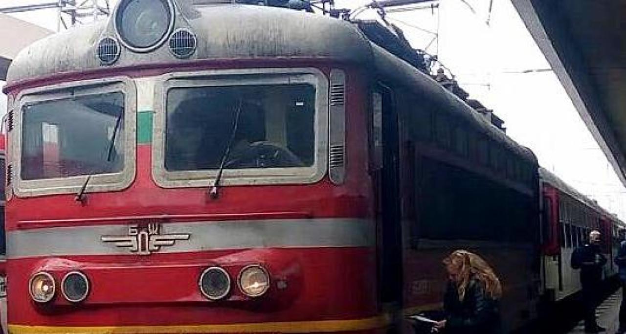 Местенето на часовника ще засегне разписанията на влаковете тази нощ, вижте как ще се отрази от и към Бургас Местенето-на-часовника-ще-засегне-разписанията-на-влаковете-тази-нощ,-вижте-как-ще-се-отрази-от-и-към-Бургас