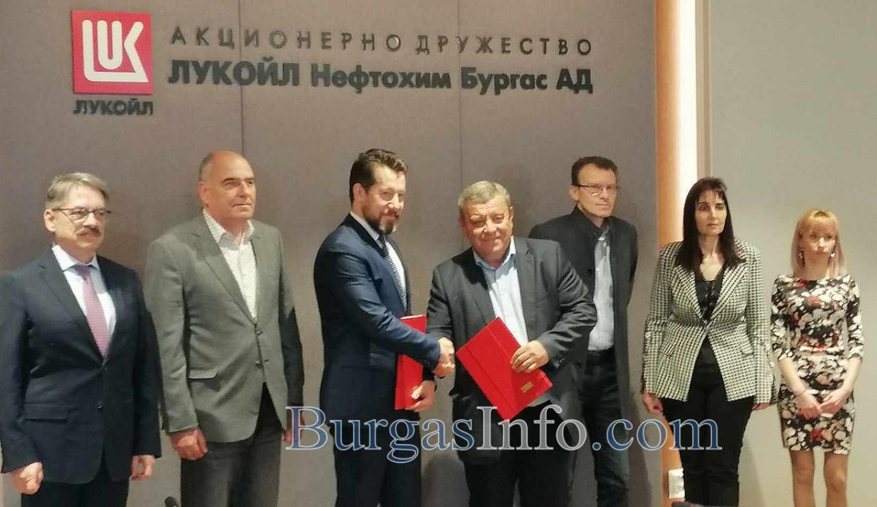 „ЛУКОЙЛ Нефтохим Бургас“ АД дари 200 хил. лева за ново дворно пространство на ДГ „Слънце“ в Камено „ЛУКОЙЛ-Нефтохим-Бургас“-АД-дари-200-хил.-лева-за-ново-дворно-пространство-на-ДГ-„Слънце“-в-Камено