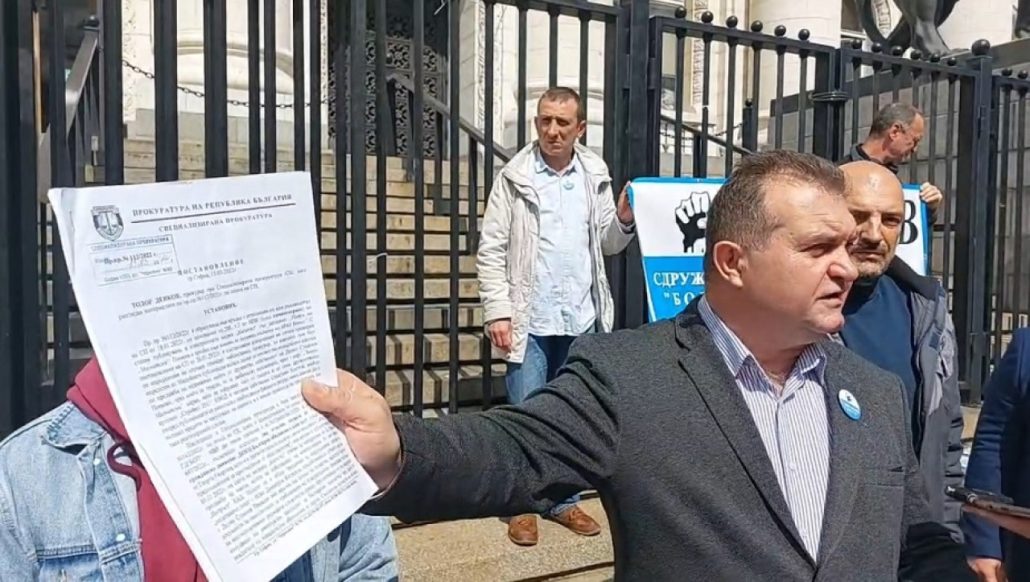 Граждани-излязоха-на-протест-–-днес-искат-отстраняване-на-Калин-Стоянов,-утре-–-оставката-на-Главчев