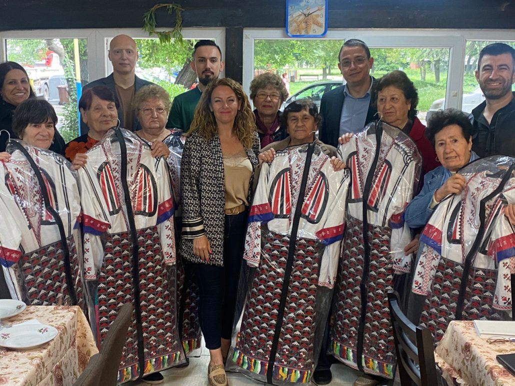 Бургаски-общински-съветници-зарадваха-с-народни-носии-жените-от-пенсионерки-клуб-„Малоазийска-зора“