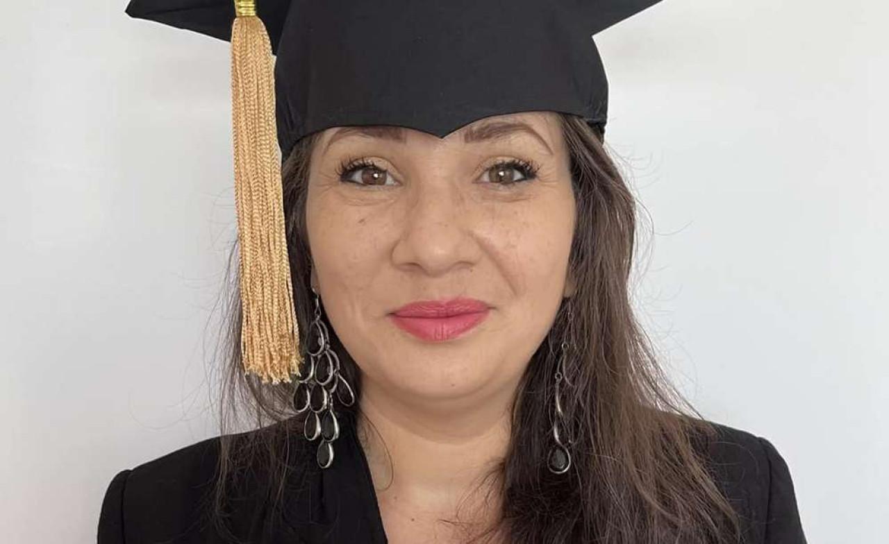 Вдъхновяващата история на Катя от Бургас: Държи дипломата си за висше образование, въпреки диагнозата си 1 image