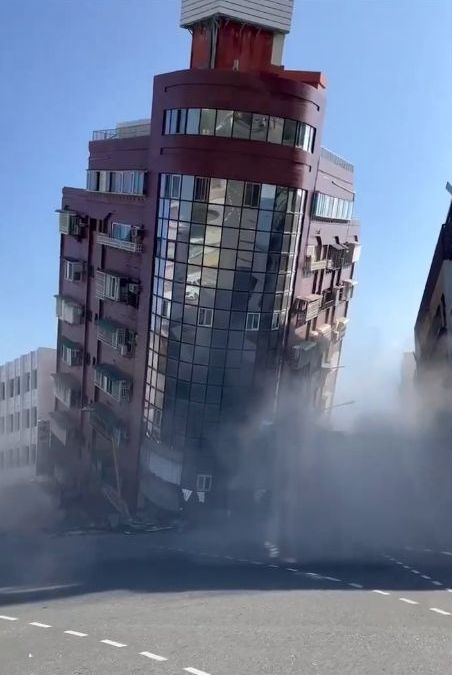 Мощен трус събори 26 сгради в Тайван, може да има затрупани хора под отломките 2 9343