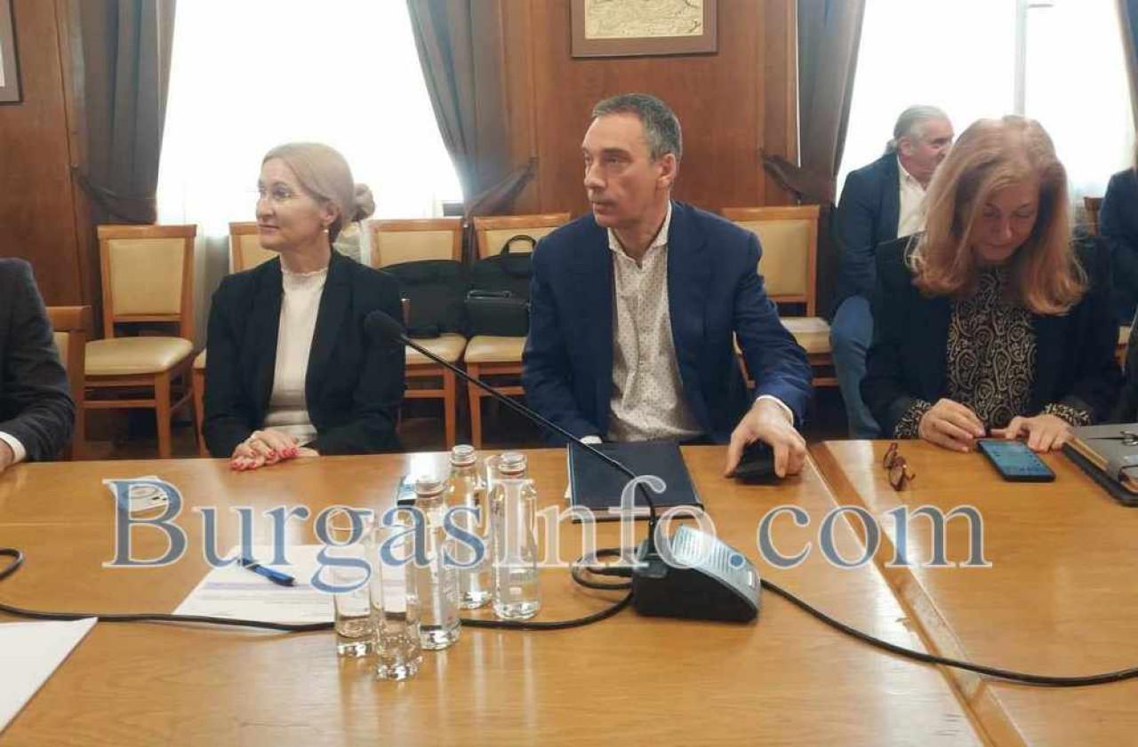 Железопътния линия ще свързва центъра на Бургас с летището, ще има три спирки и ще се стига за 14 минути 5 image