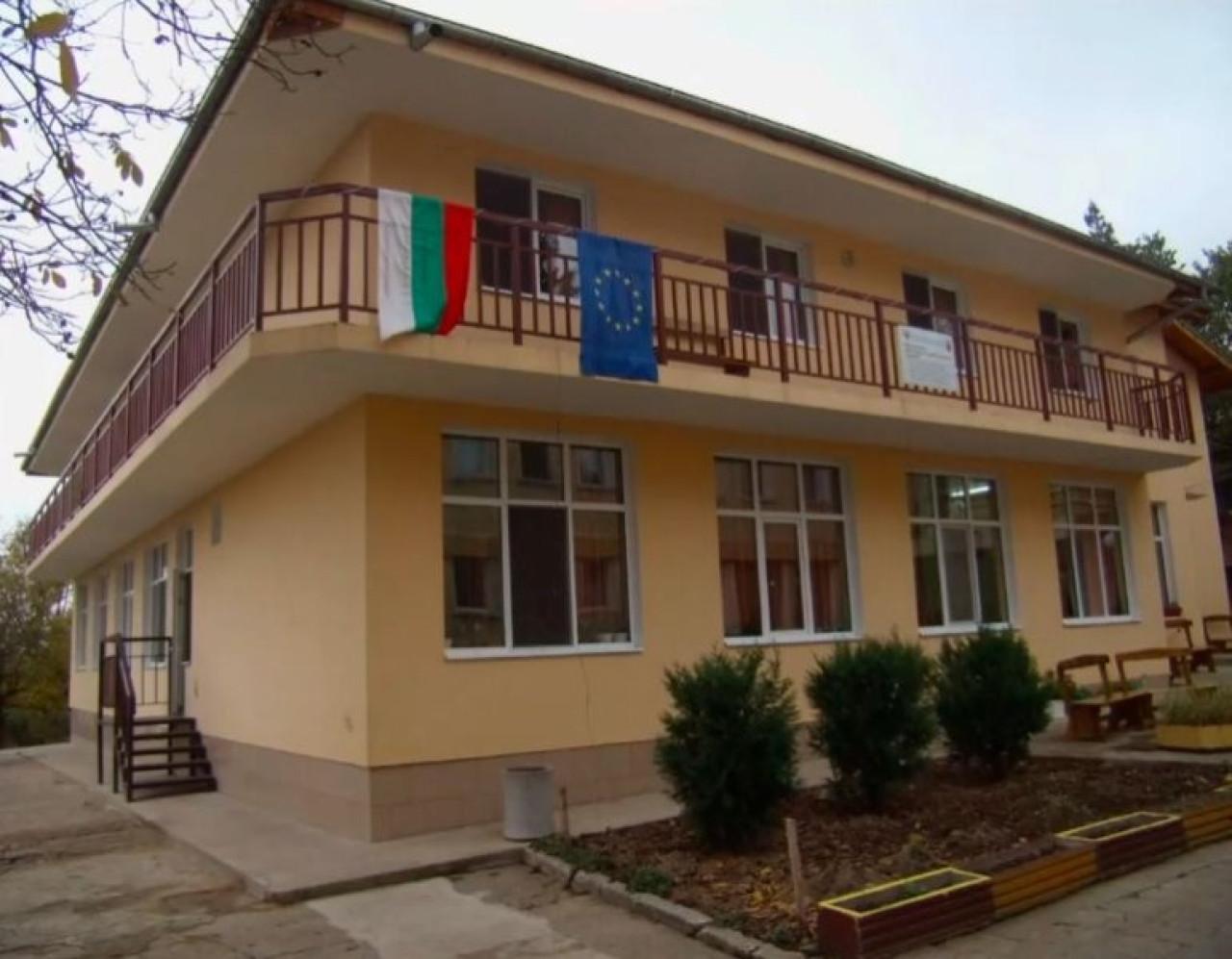 Пиян персонал и мизерия в дом за хора с умствена изостаналост 1 image