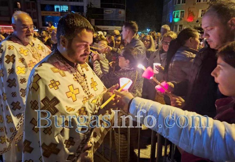 Христос-Воскресе!-Хиляди-свещи-огряха-Бургас,-православните-християни-посрещнаха-празника-пред-църквите-(СНИМКИ)