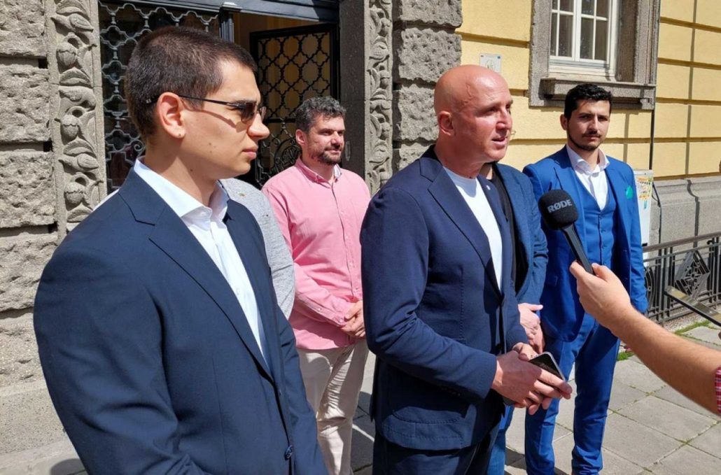„Продължаваме-Промяната“-„Демократична-България“-регистрираха-листата-си-за-изборите-в-Бургаска-област