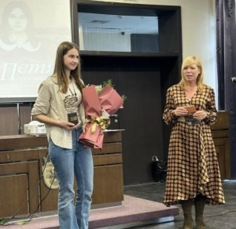 Силвия-Алексиева-е-носител-на-голямата-награда-от-27-то-издание-на-литературния-конкурса-„Петя-Дубарова”-в-Бургас