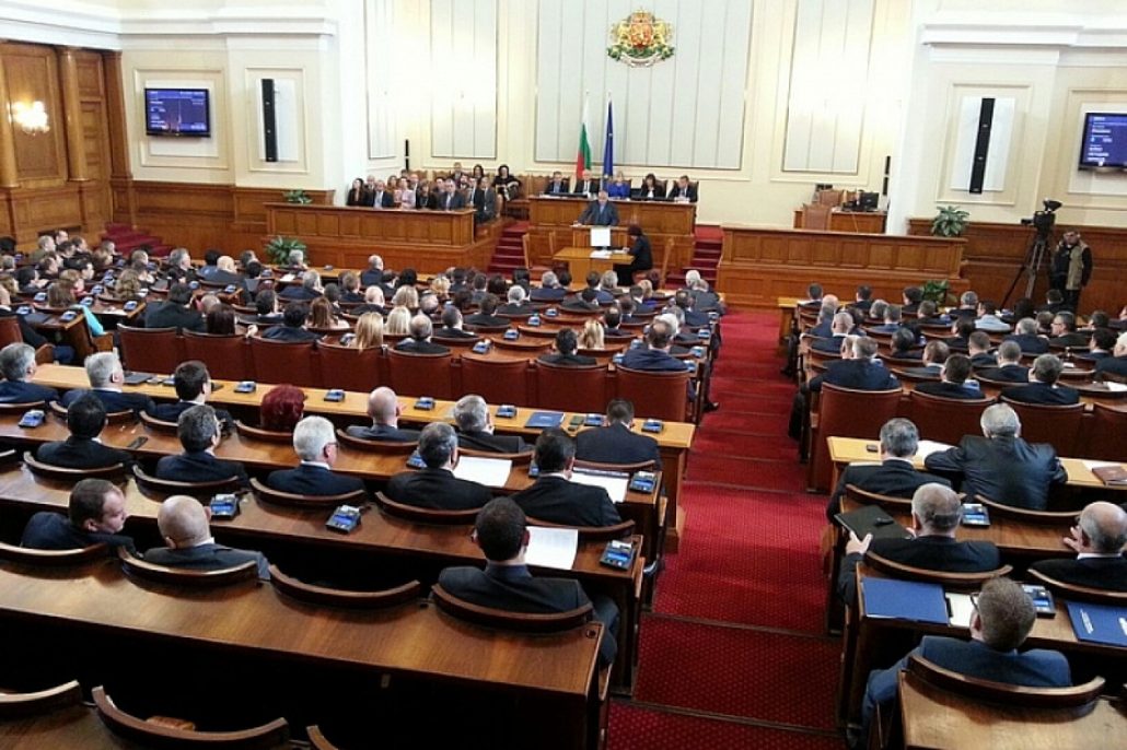 Решено:-Извънредно-заседание-на-парламента-във-вторник,-21-май