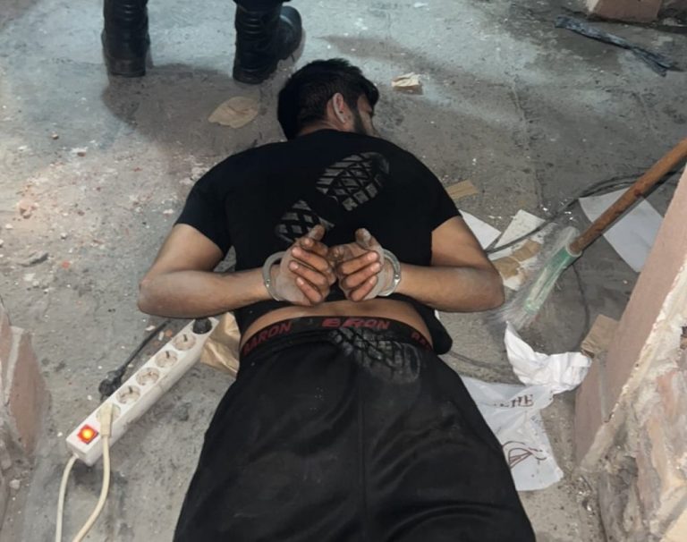 Спецакция в бургаския кв. „Победа“: Откриха лаборатория за „друсан чай“, двама са задържани (СНИМКИ) Спецакция-в-бургаския-кв.-„Победа“:-Откриха-лаборатория-за-„друсан-чай“,-двама-са-задържани-(СНИМКИ)