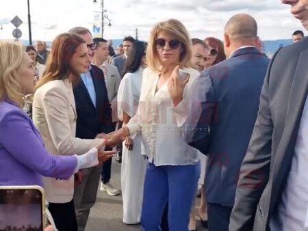 Първата дама Деси Радева – Той ме бие! Първата-дама-Деси-Радева-–-Той-ме-бие!