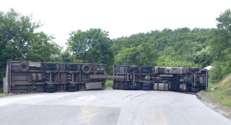 Тир-се-обърна-край-сунгурларското-село-Прилеп,-движението-е-пренасочено-(СНИМКИ)