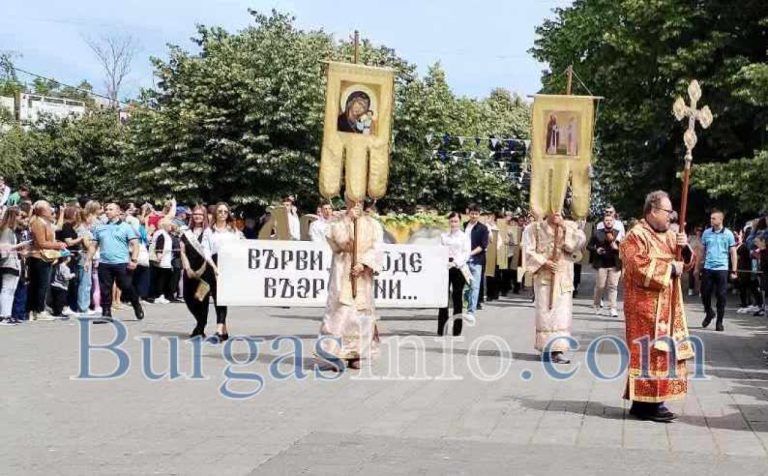 Грандиозно-шествие-в-Бургас-за-24-май,-хиляди-хора-празнуват-заедно-в-центъра-(СНИМКИ)