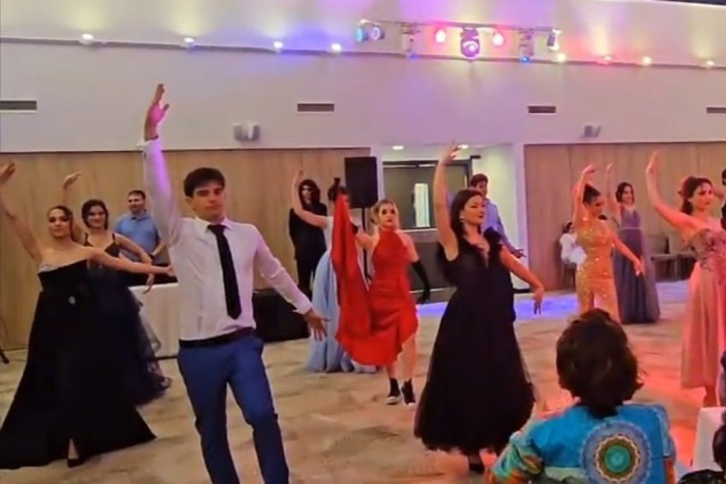 Танц-на-бала:-Абитуриенти-от-Музикалното-в-Бургас-комбинираха-пасо-добле-с-виенски-валс