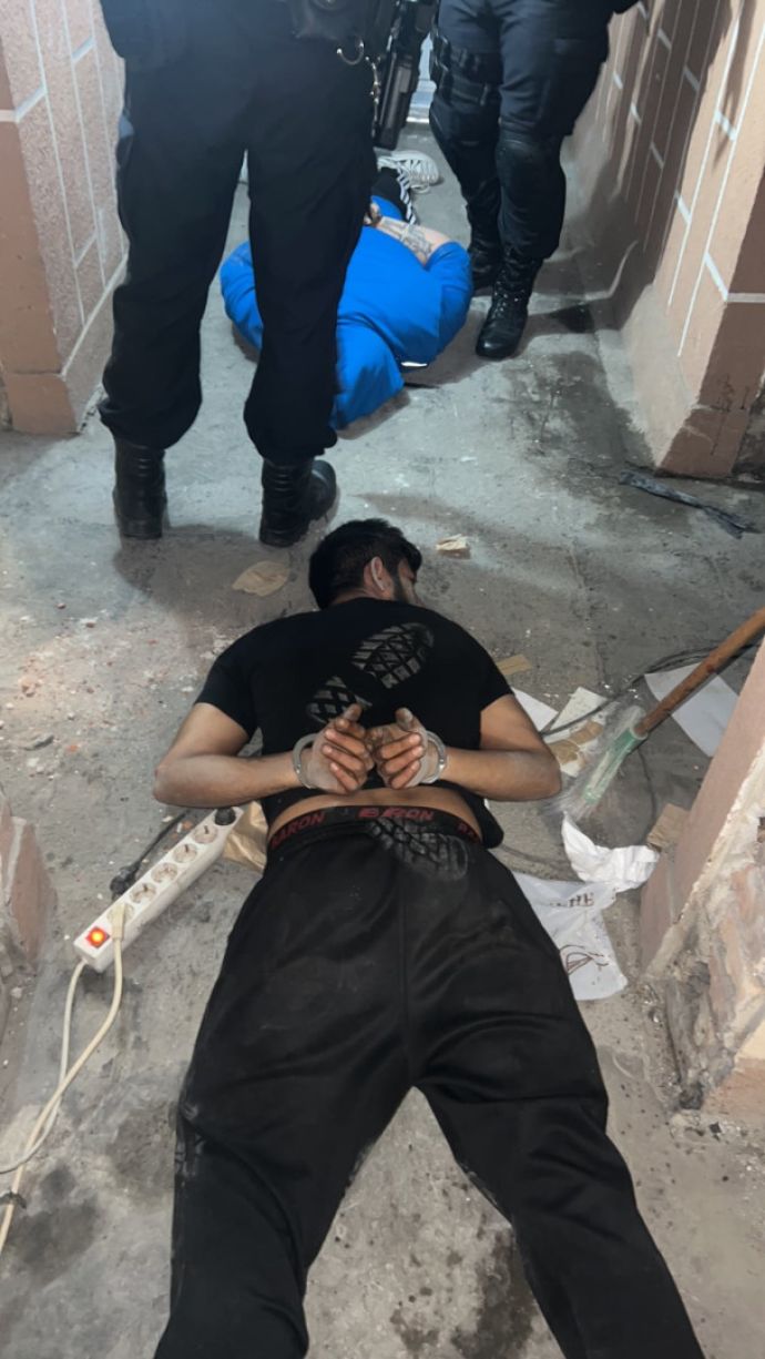 Спецакция в бургаския кв. „Победа“: Откриха лаборатория за „друсан чай“, двама са задържани (СНИМКИ) 1 25D0 25B7 25D0 25B0 25D0 25B4 25D1 258A 25D1 2580 25D0 25B6 25D0 25B0 25D0 25BD 25D0 25B84