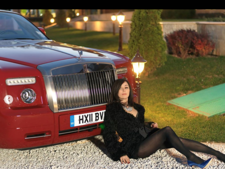 Тя изпя хита на 90-те, а сега телефонът й лъсна в секс обяви 1 image