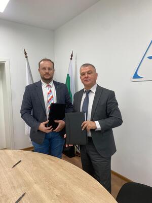 Университет Проф. д-р Асен Златаров скрепи сътрудничеството си с 12 общини 15 171645998416500