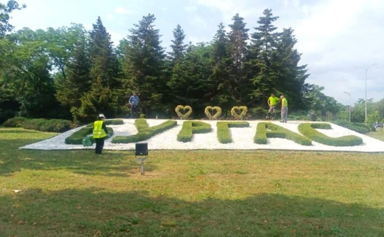 Добре-дошли-в-Бургас:-Сърца-от-чашкодрян-посрещат-влизащите-в-морския-град
