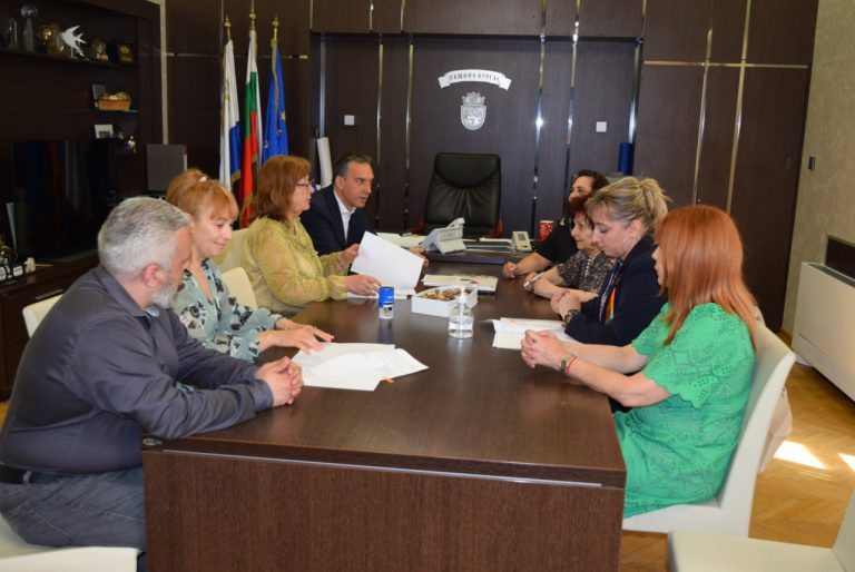 По-високи-заплати-за-медицинските-сестри-в-детските-ясли-и-училищата-в-Бургас,-увеличението-влиза-в-сила-със-задна-дата