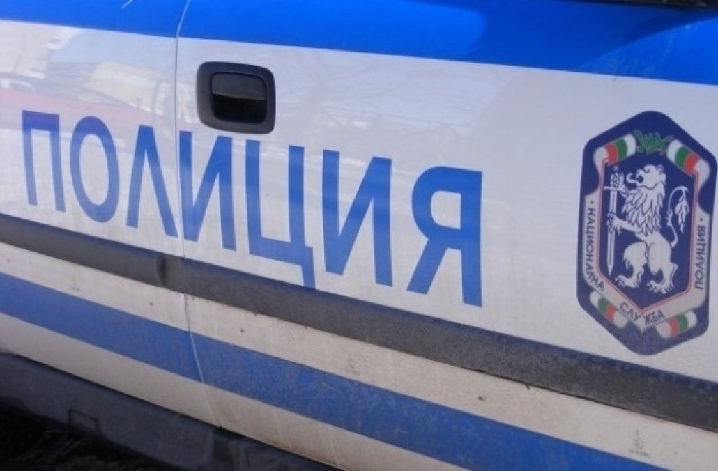 Англичанин-влачи-бившата-си,-плаши-я-с-нож