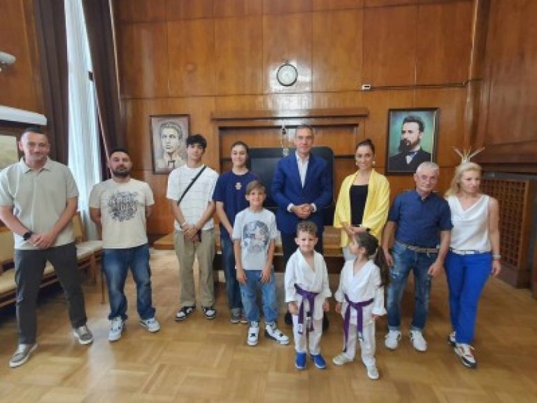 Гордост-на-Бургас:-Кметът-Николов-награди-изявени-бургаски-спортисти-за-спечелените-медали