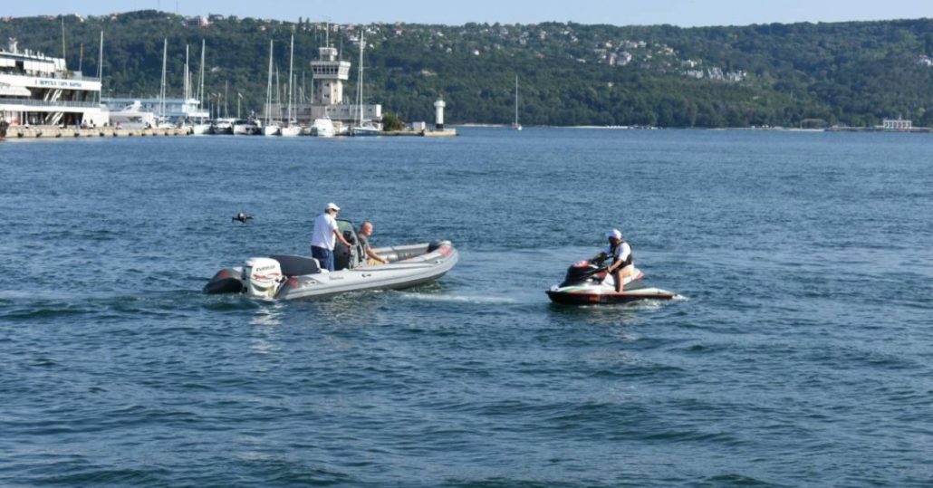 Доброволци-помагат-на-бедстващи-в-морето,-без-да-имат-статут