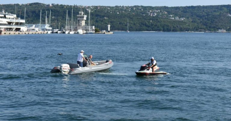 Доброволци-помагат-на-бедстващи-в-морето,-без-да-имат-статут