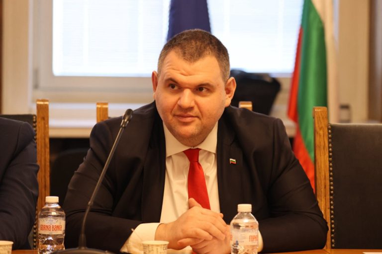Делян-Пеевски-с-обръщение:-Няма-тема-Доган-Пеевски,-има-тема-Пеевски-и-дерибеите