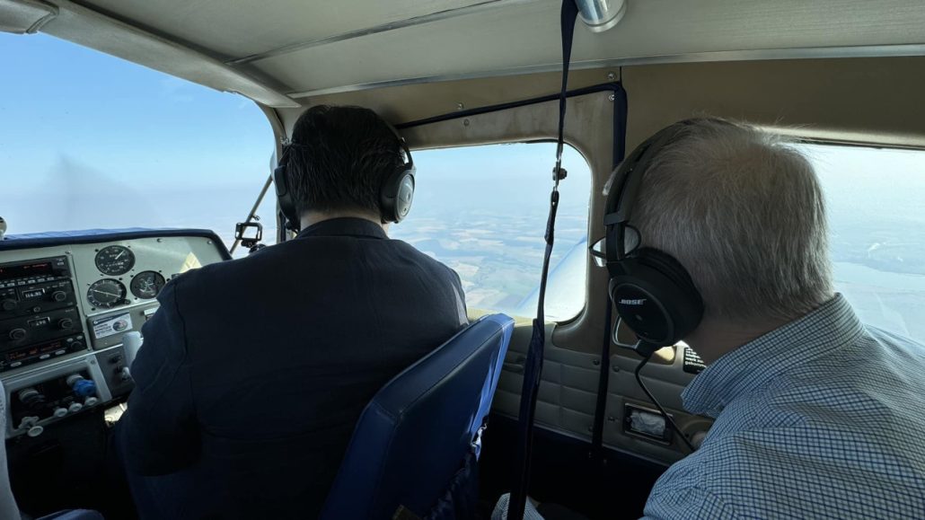 Кирил-Петков-и-Николай-Денков-прелетяха-над-село-Воден-с-малък-самолет